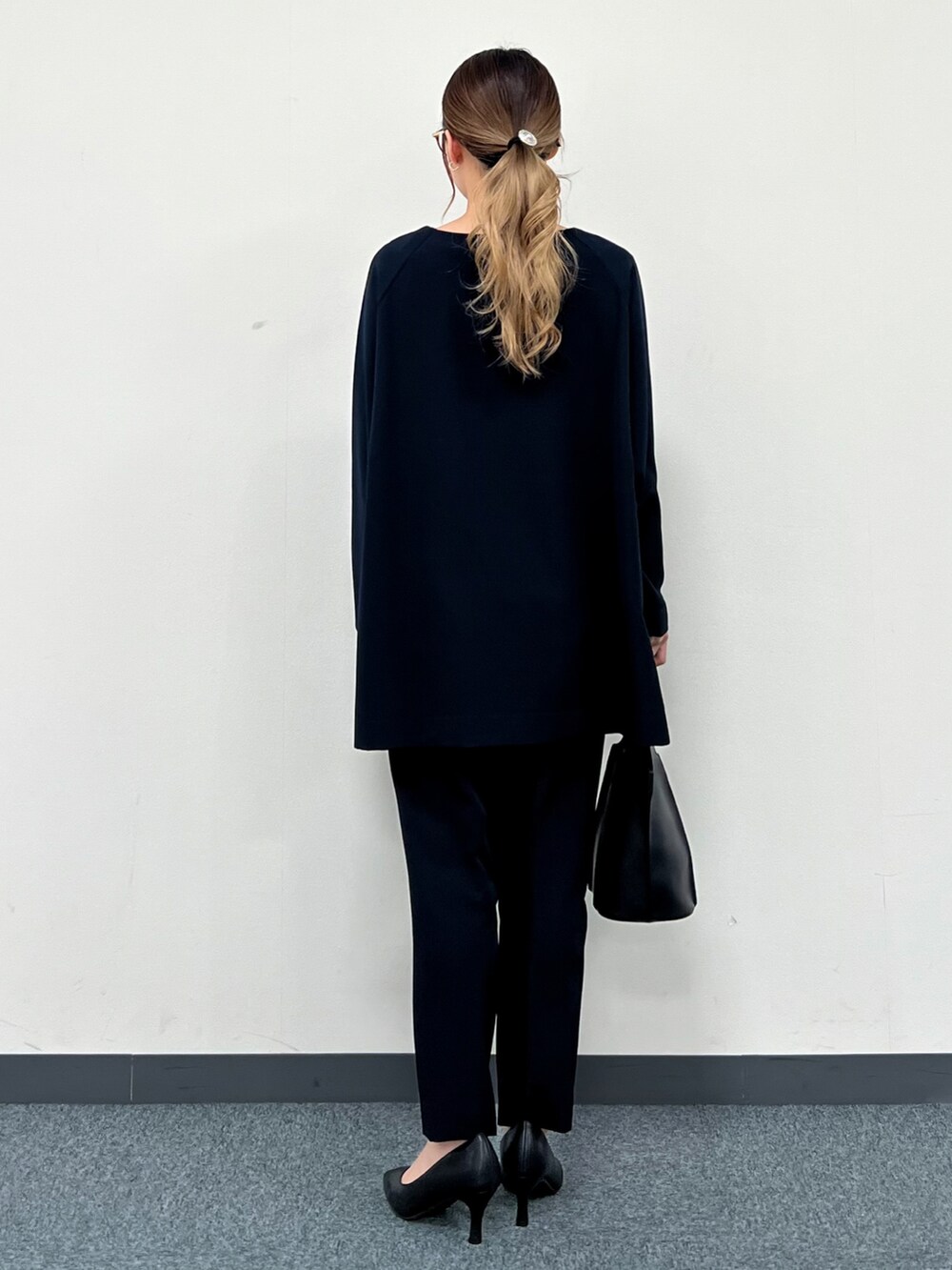 ブルー系のシャツ/ブラウス、ブラック系のトートバッグ、ブルー系のその他パンツを着用したレディースの冬コーディネートの4枚目の写真