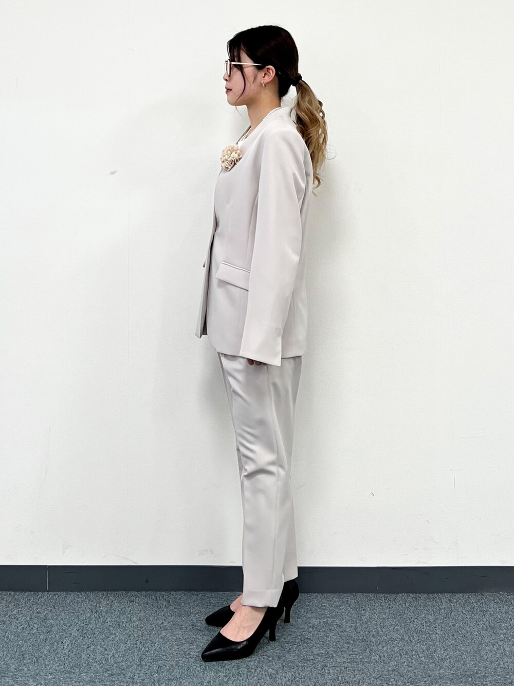 ホワイト系のシャツ/ブラウス、グレー系のノーカラージャケット、グレー系のその他パンツを着用したレディースの冬コーディネートの4枚目の写真