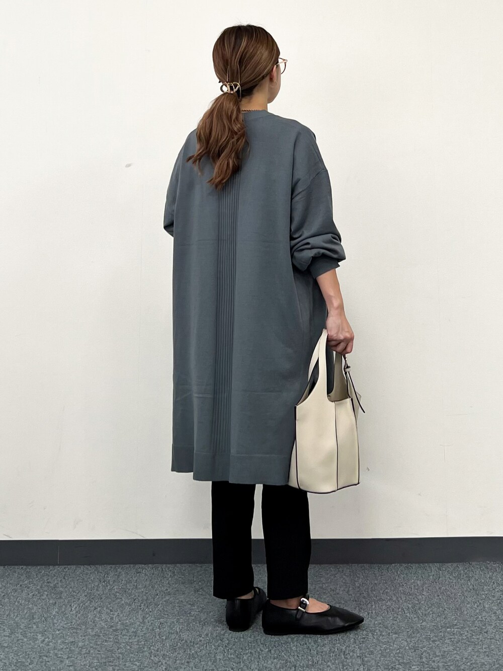 グリーン系のカーディガン/ボレロ、ホワイト系のシャツ/ブラウス、ブラック系のその他パンツを着用したレディースの冬コーディネートの3枚目の写真
