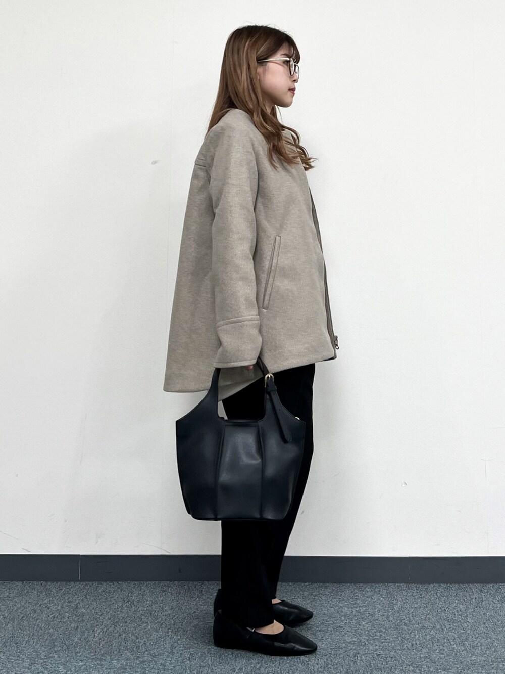 ブラウン系のその他アウター、ブラック系のトートバッグ、ブラック系のその他パンツを着用したレディースの冬コーディネートの2枚目の写真