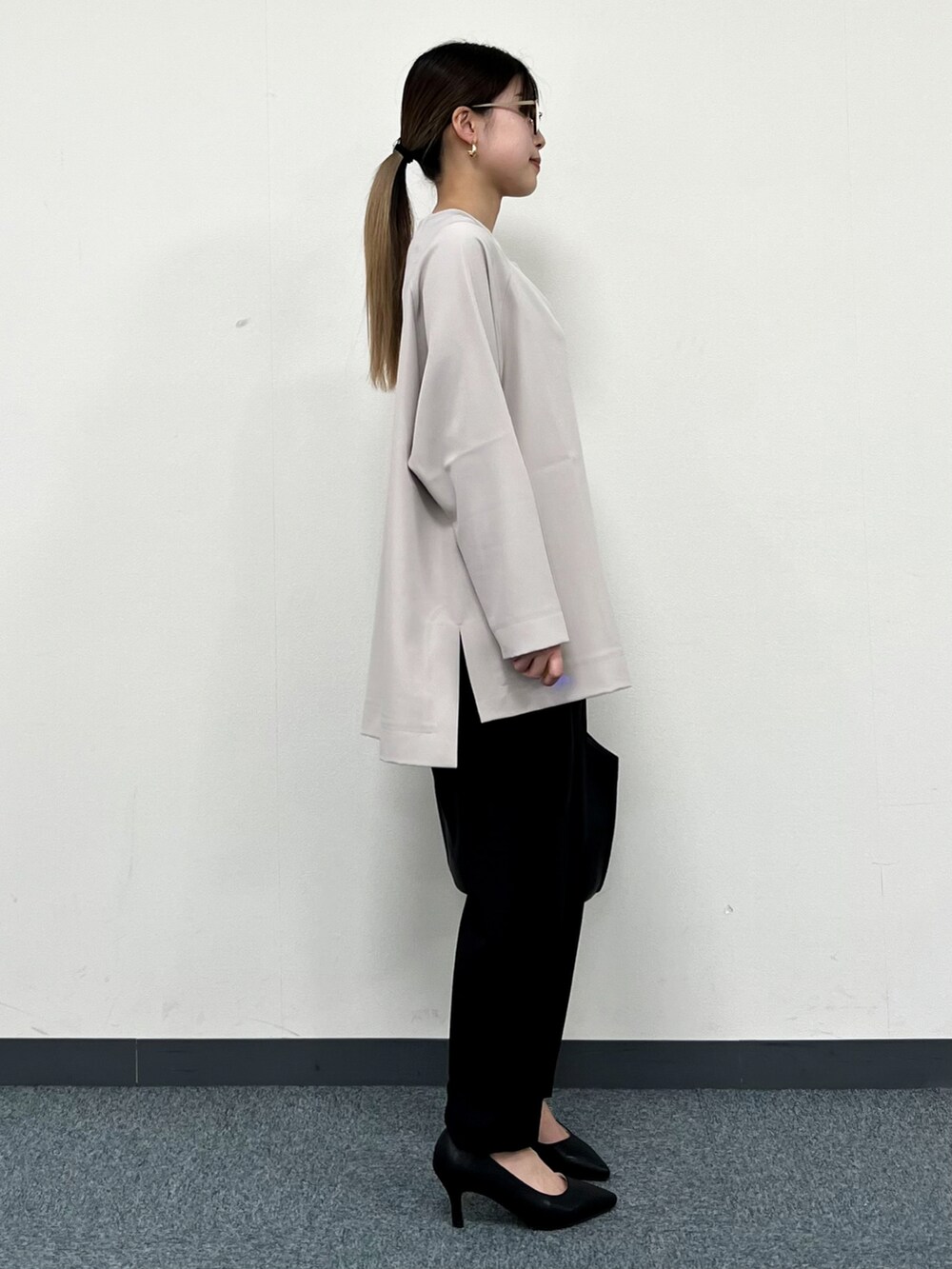 グレー系のシャツ/ブラウス、ブラック系のトートバッグ、ブラック系のその他パンツを着用したレディースの冬コーディネートの2枚目の写真