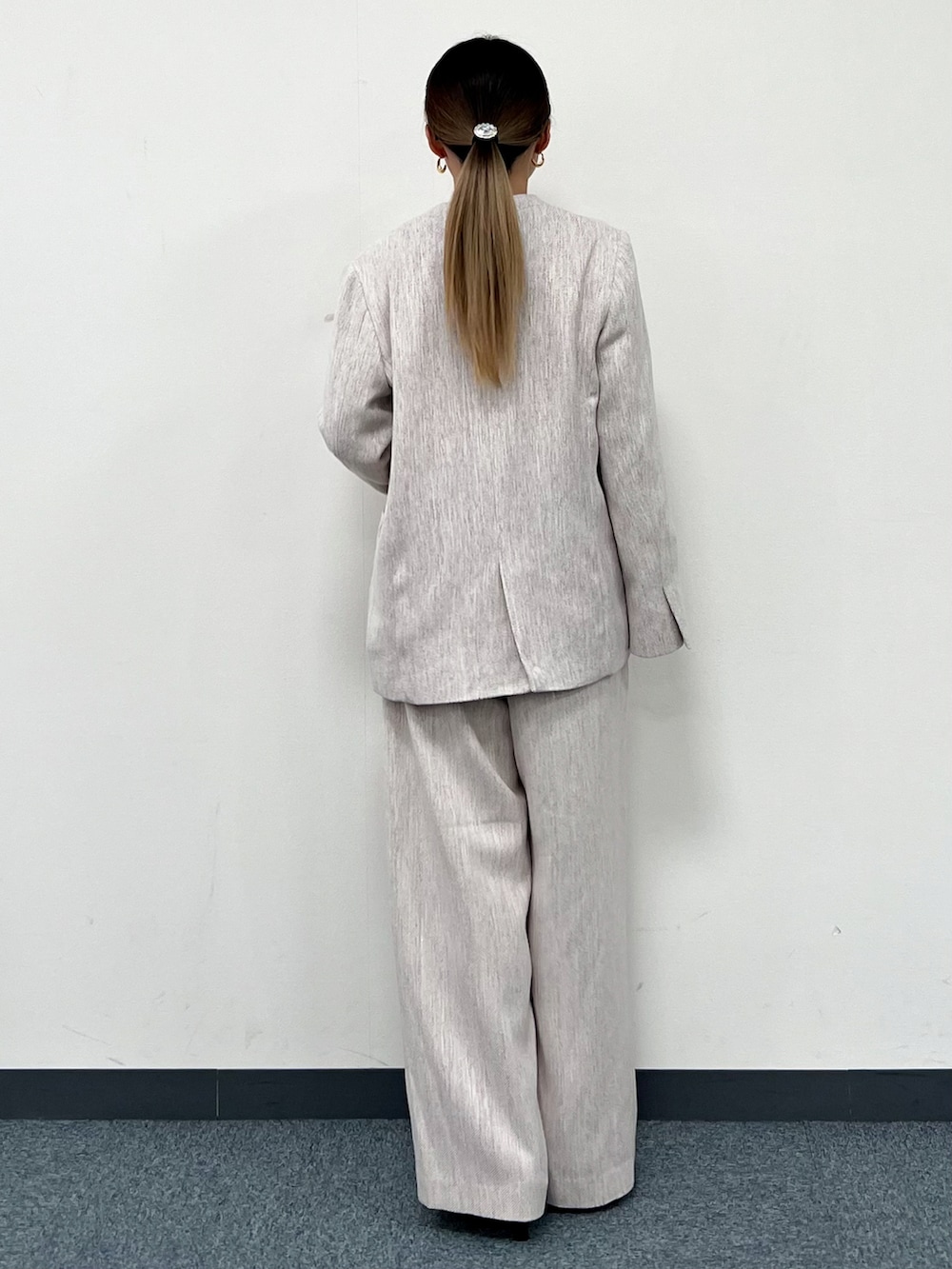 ホワイト系のシャツ/ブラウス、ベージュ系のノーカラージャケット、ベージュ系のその他パンツを着用したレディースの冬コーディネートの4枚目の写真