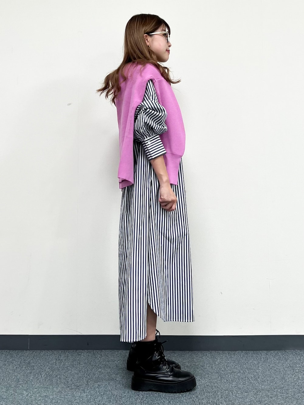 ブルー系のワンピース、ピンク系のカーディガン/ボレロを着用したレディースの冬コーディネートの2枚目の写真