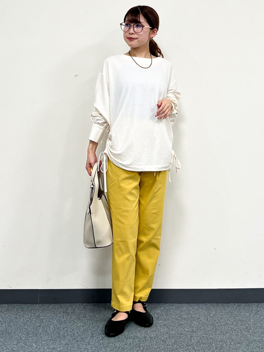 ブラック系のカーディガン/ボレロ、ホワイト系のTシャツ/カットソー、イエロー系のその他パンツを着用したレディースの冬コーディネートの5枚目の写真