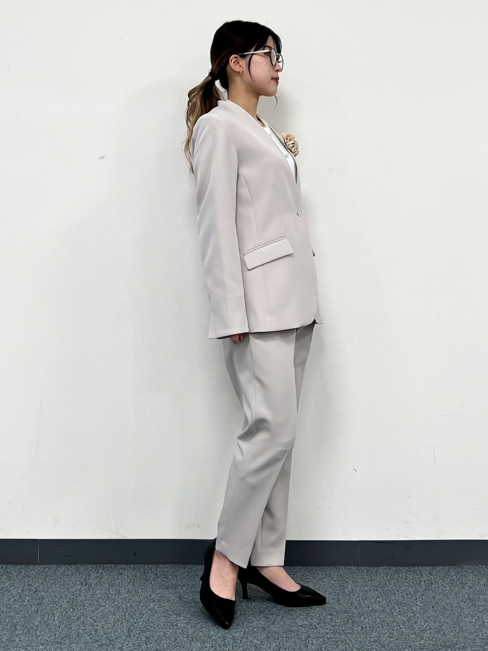 ホワイト系のシャツ/ブラウス、グレー系のノーカラージャケット、グレー系のその他パンツを着用したレディースの冬コーディネートの2枚目の写真