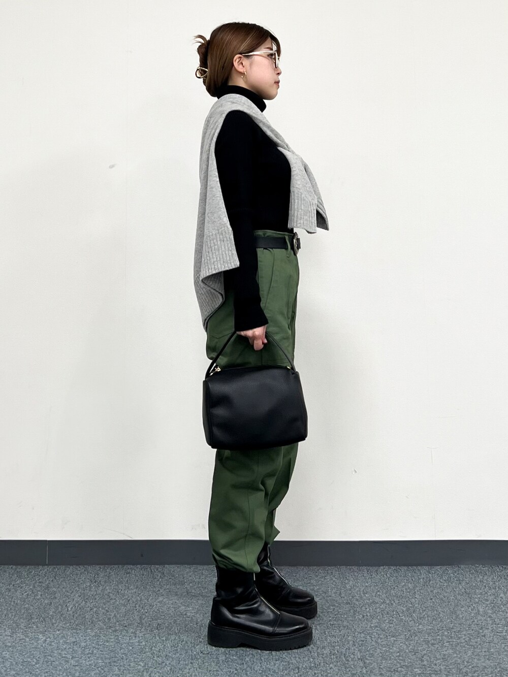 ブラック系のニット/セーター、グレー系のニット/セーター、グリーン系のその他パンツを着用したレディースの冬コーディネートの2枚目の写真