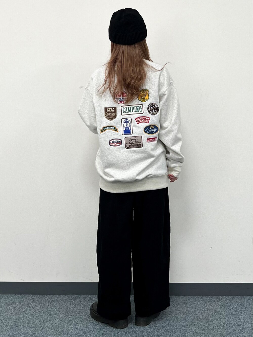 ホワイト系のスウェット、ベージュ系のダウンベスト、ブラック系のその他パンツを着用したレディースの冬コーディネートの5枚目の写真