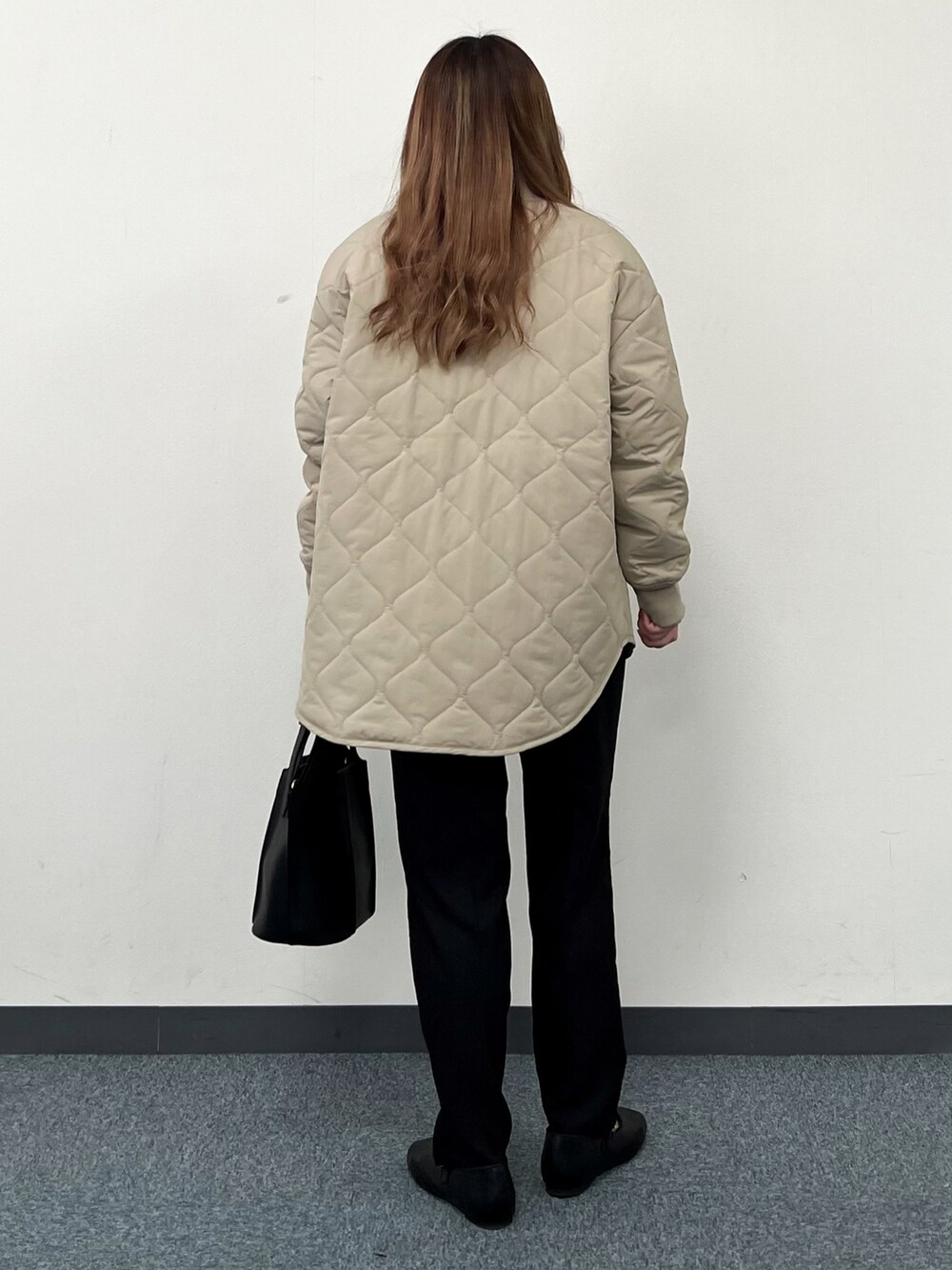 ホワイト系のシャツ/ブラウス、グレー系のニット/セーター、ベージュ系のブルゾンを着用したレディースの冬コーディネートの3枚目の写真