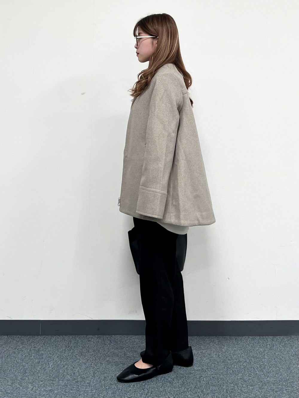 ブラウン系のその他アウター、ブラック系のトートバッグ、ブラック系のその他パンツを着用したレディースの冬コーディネートの4枚目の写真