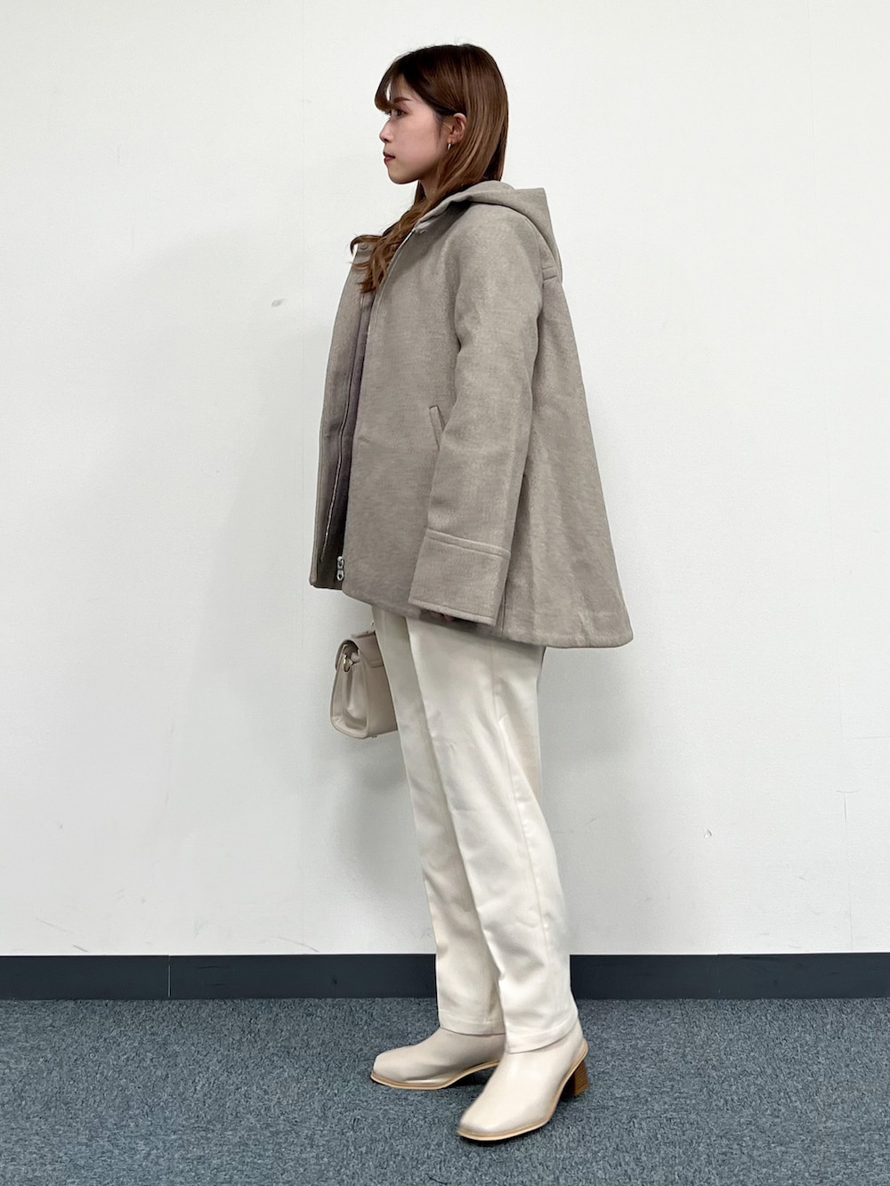 ブラウン系のその他アウター、パープル系のニット/セーター、ホワイト系のその他パンツを着用したレディースの冬コーディネートの4枚目の写真