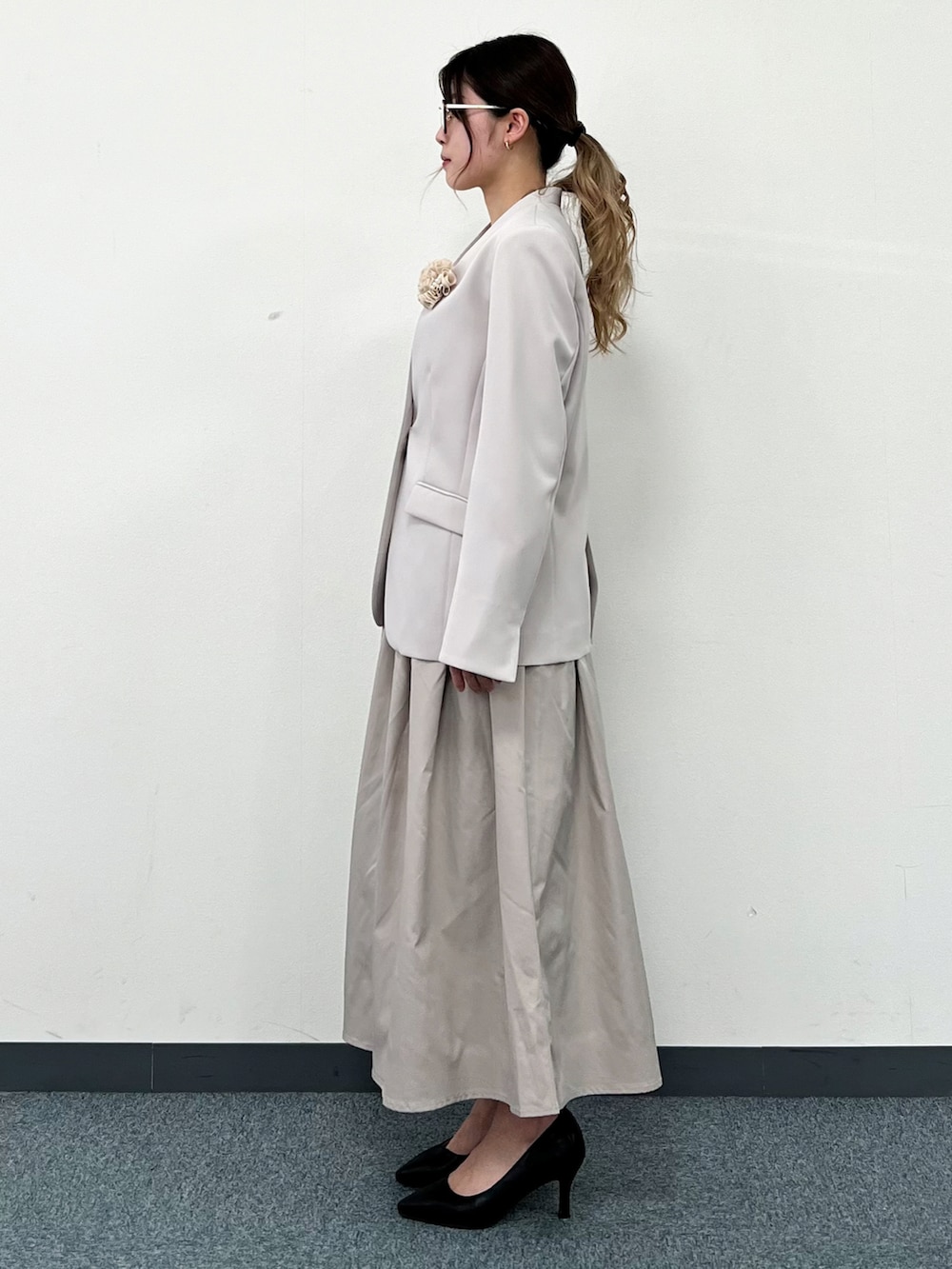 ホワイト系のシャツ/ブラウス、グレー系のノーカラージャケット、ベージュ系のスカートを着用したレディースの冬コーディネートの4枚目の写真