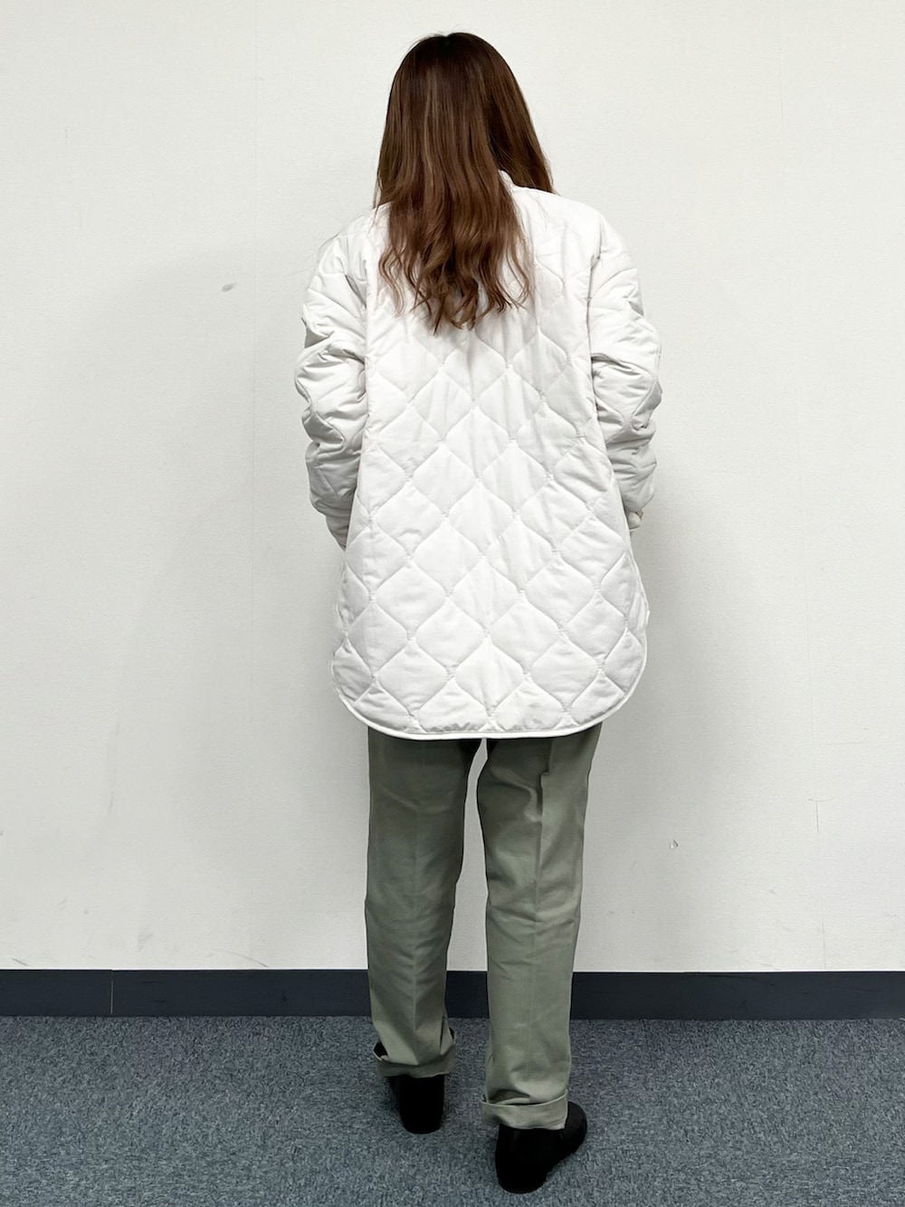 ホワイト系のブルゾン、ブルー系のニット/セーター、グリーン系のその他パンツを着用したレディースの冬コーディネートの3枚目の写真