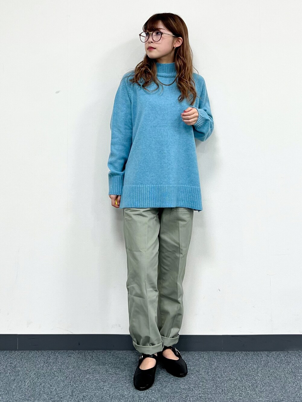 ホワイト系のブルゾン、ブルー系のニット/セーター、グリーン系のその他パンツを着用したレディースの冬コーディネートの5枚目の写真