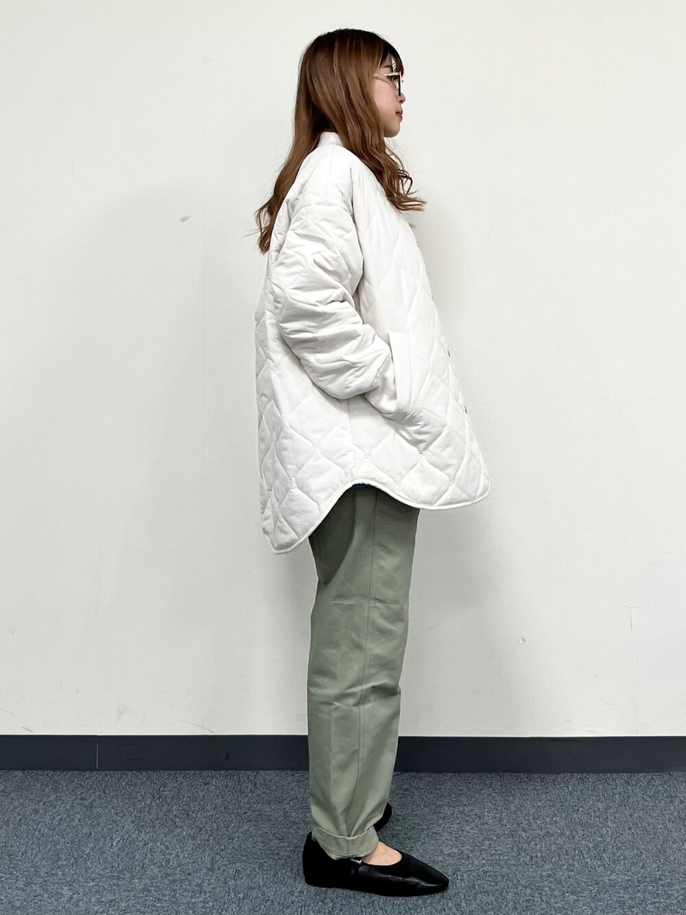 ホワイト系のブルゾン、ブルー系のニット/セーター、グリーン系のその他パンツを着用したレディースの冬コーディネートの2枚目の写真