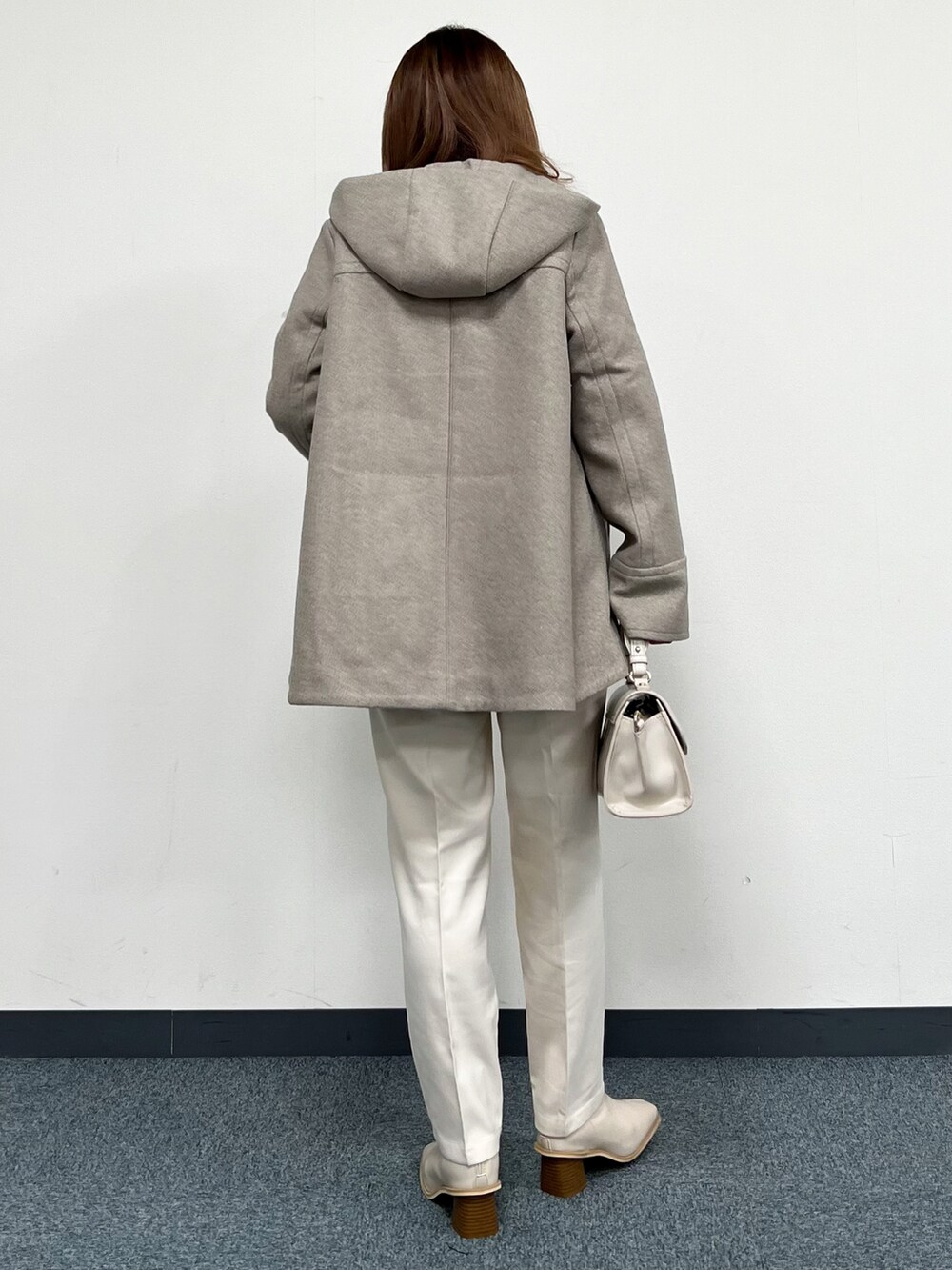 ブラウン系のその他アウター、パープル系のニット/セーター、ホワイト系のその他パンツを着用したレディースの冬コーディネートの3枚目の写真