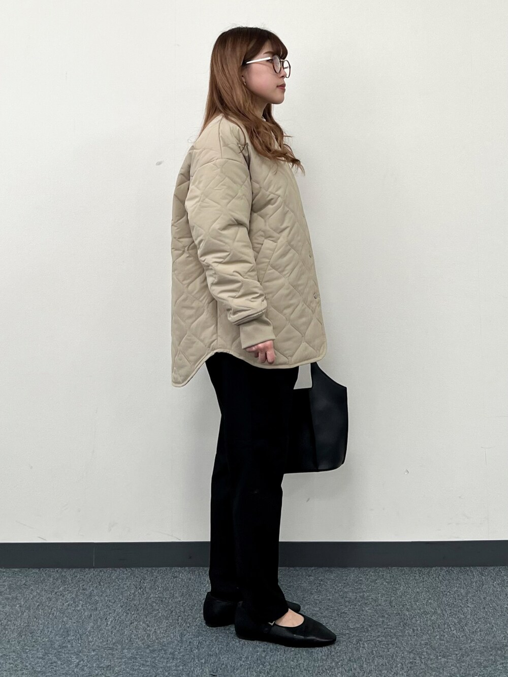ホワイト系のシャツ/ブラウス、グレー系のニット/セーター、ベージュ系のブルゾンを着用したレディースの冬コーディネートの2枚目の写真