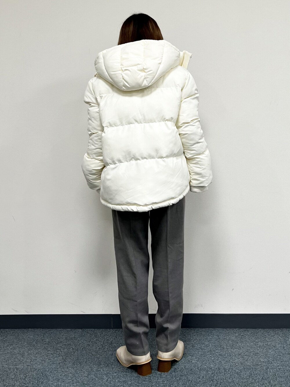 ホワイト系のブルゾン、ブルー系のニット/セーター、グレー系のその他パンツを着用したレディースの冬コーディネートの3枚目の写真