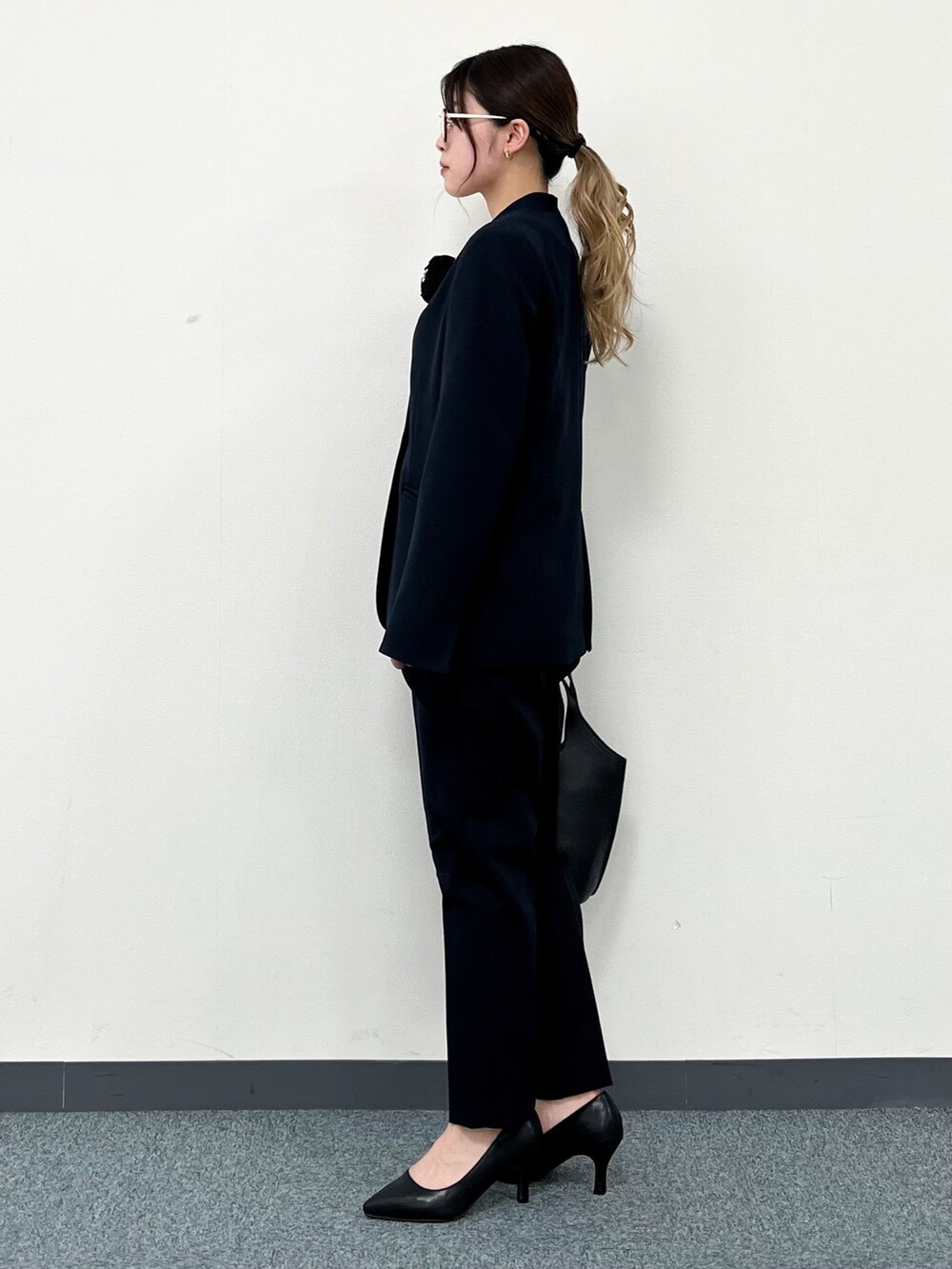 ホワイト系のシャツ/ブラウス、ブルー系のノーカラージャケット、ブラック系のトートバッグを着用したレディースの冬コーディネートの4枚目の写真