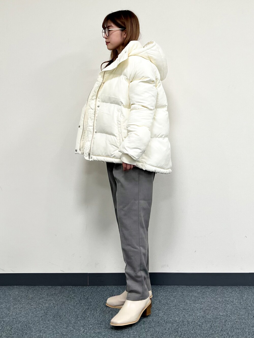 ホワイト系のブルゾン、ブルー系のニット/セーター、グレー系のその他パンツを着用したレディースの冬コーディネートの4枚目の写真