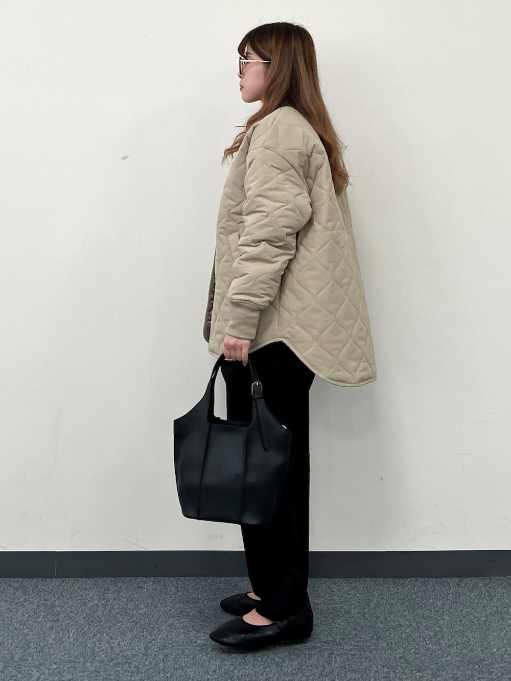 ホワイト系のシャツ/ブラウス、グレー系のニット/セーター、ベージュ系のブルゾンを着用したレディースの冬コーディネートの4枚目の写真