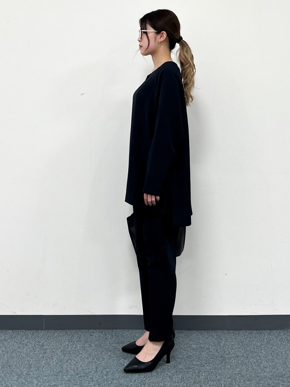 ブルー系のシャツ/ブラウス、ブラック系のトートバッグ、ブルー系のその他パンツを着用したレディースの冬コーディネートの3枚目の写真