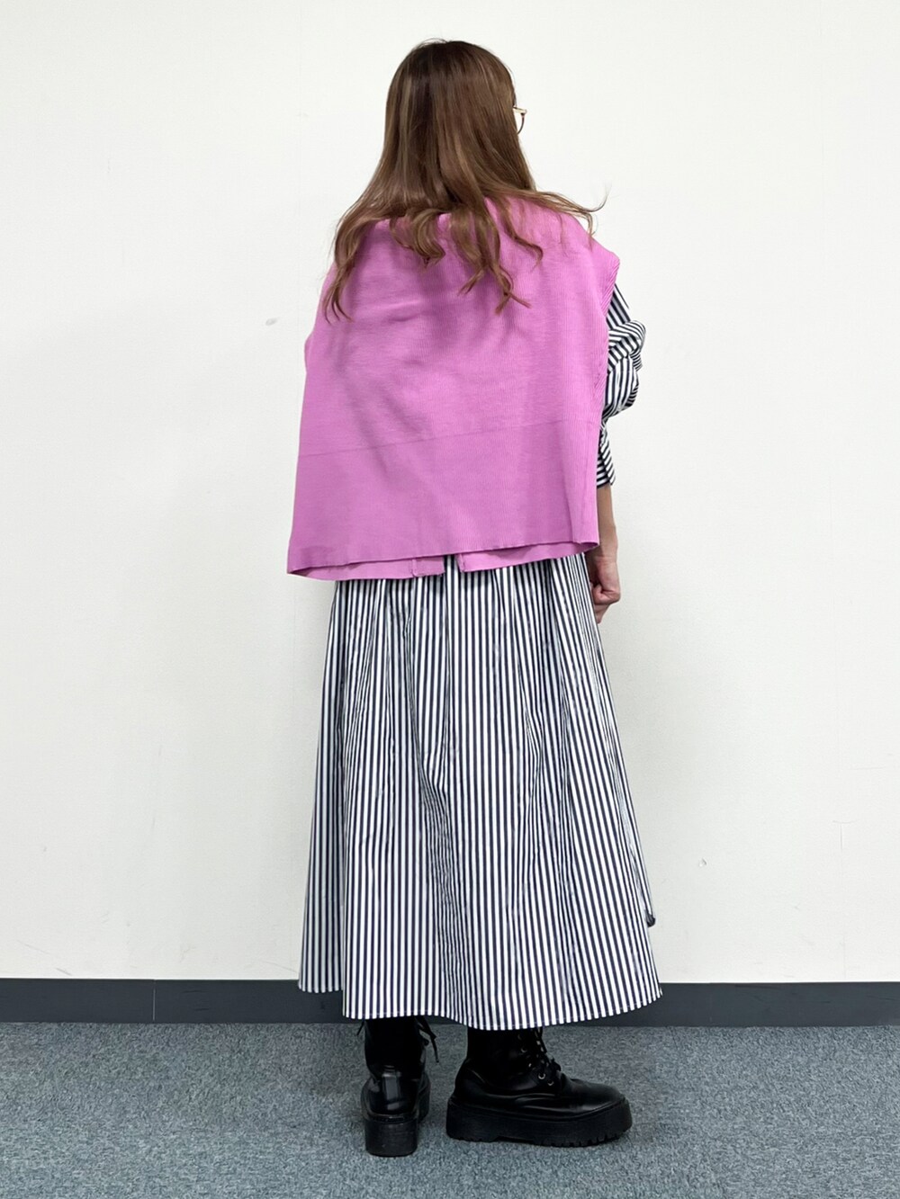 ブルー系のワンピース、ピンク系のカーディガン/ボレロを着用したレディースの冬コーディネートの3枚目の写真