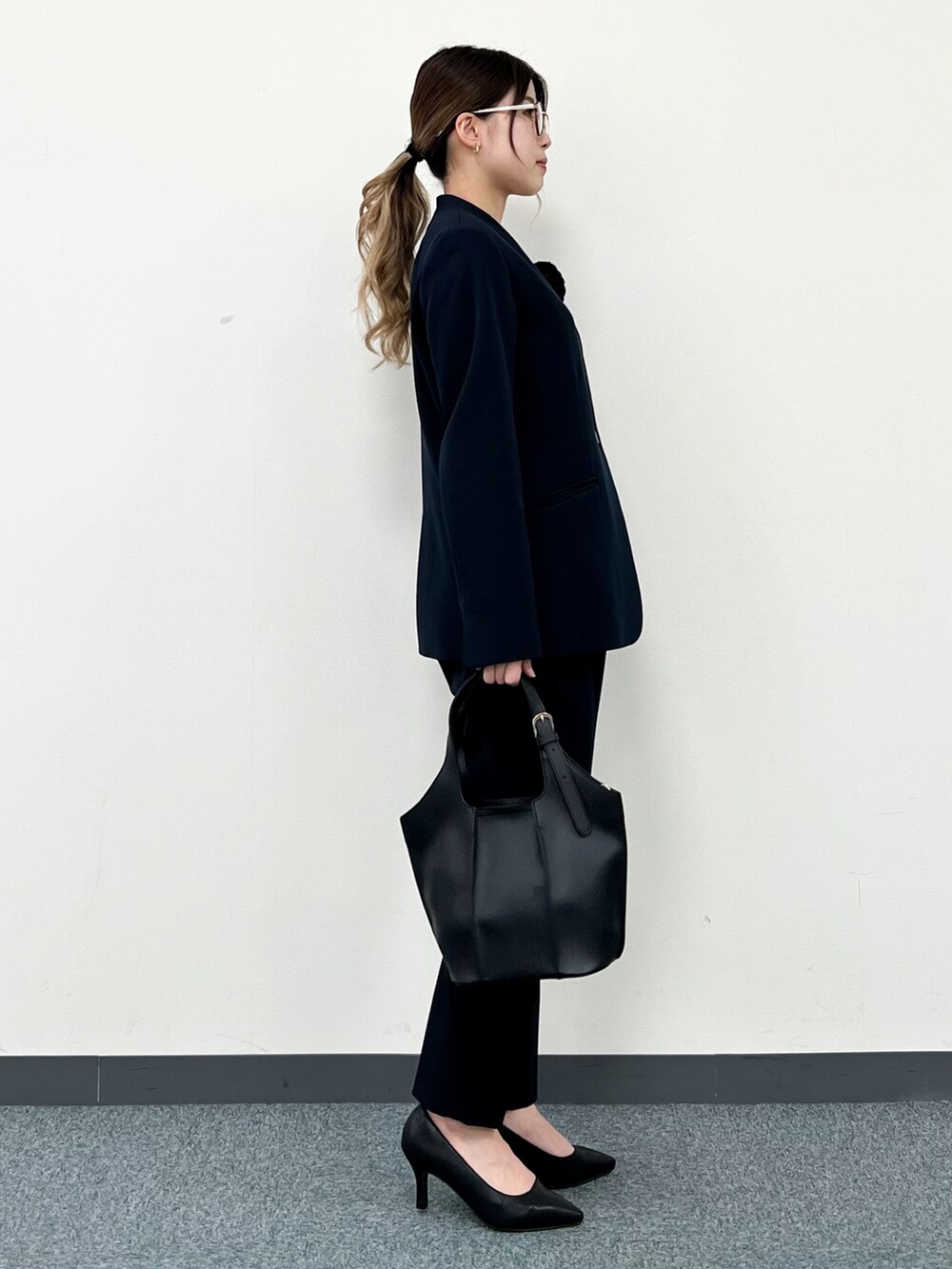 ホワイト系のシャツ/ブラウス、ブルー系のノーカラージャケット、ブラック系のトートバッグを着用したレディースの冬コーディネートの2枚目の写真