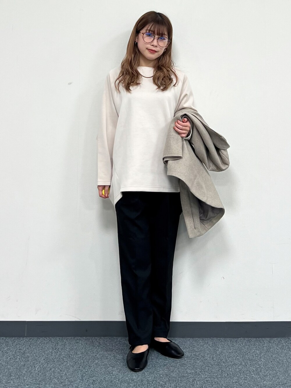 ブラウン系のその他アウター、ブラック系のトートバッグ、ブラック系のその他パンツを着用したレディースの冬コーディネートの5枚目の写真