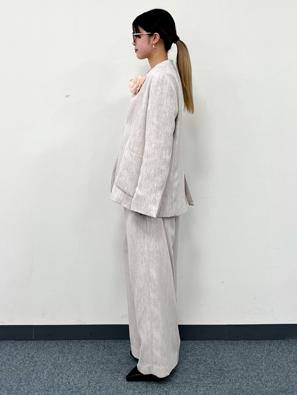 ホワイト系のシャツ/ブラウス、ベージュ系のノーカラージャケット、ベージュ系のその他パンツを着用したレディースの冬コーディネートの3枚目の写真