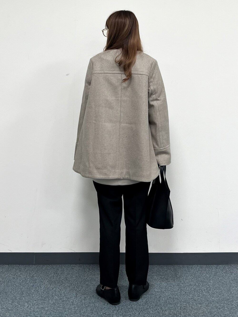 ブラウン系のその他アウター、ブラック系のトートバッグ、ブラック系のその他パンツを着用したレディースの冬コーディネートの3枚目の写真