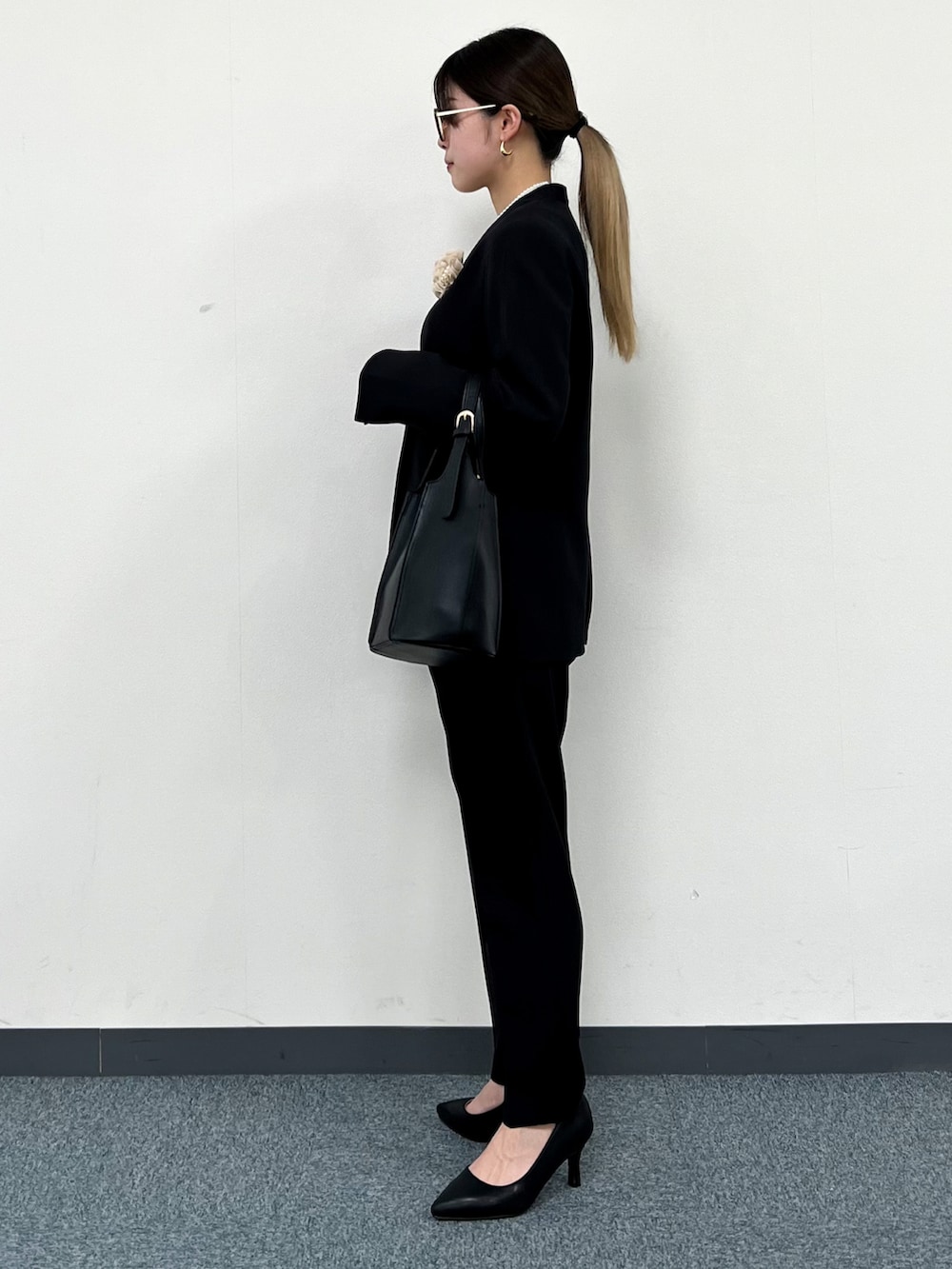 ホワイト系のシャツ/ブラウス、ブラック系のノーカラージャケット、ブラック系のトートバッグを着用したレディースの冬コーディネートの4枚目の写真