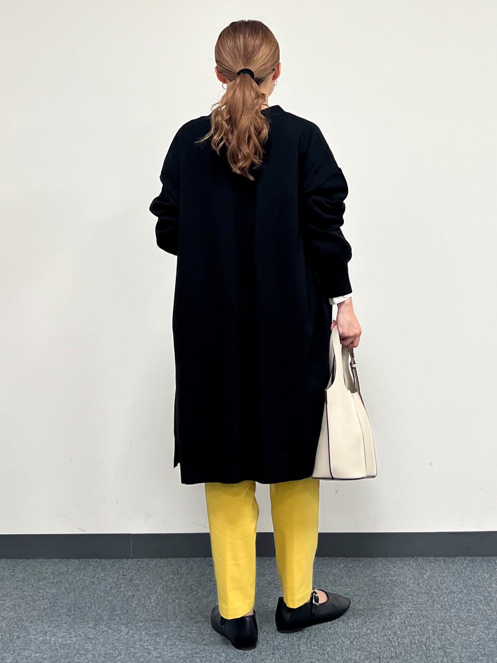 ブラック系のカーディガン/ボレロ、ホワイト系のTシャツ/カットソー、イエロー系のその他パンツを着用したレディースの冬コーディネートの3枚目の写真