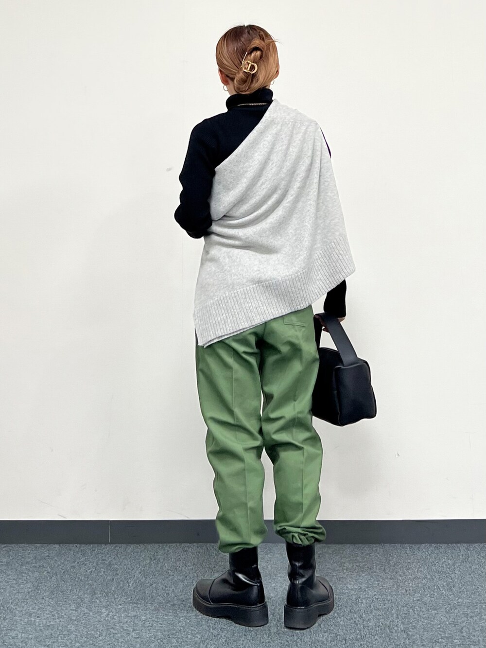 ブラック系のニット/セーター、グレー系のニット/セーター、グリーン系のその他パンツを着用したレディースの冬コーディネートの3枚目の写真