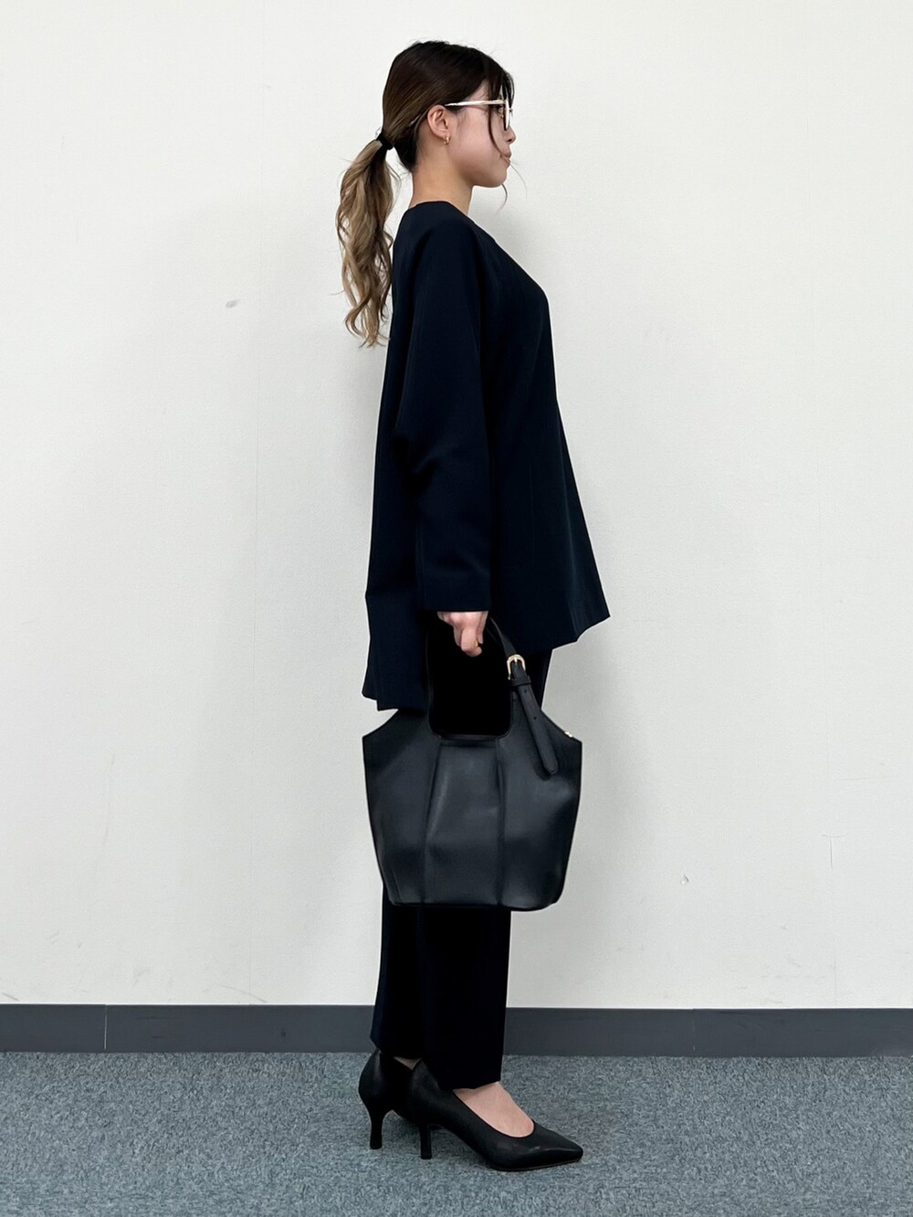 ブルー系のシャツ/ブラウス、ブラック系のトートバッグ、ブルー系のその他パンツを着用したレディースの冬コーディネートの2枚目の写真