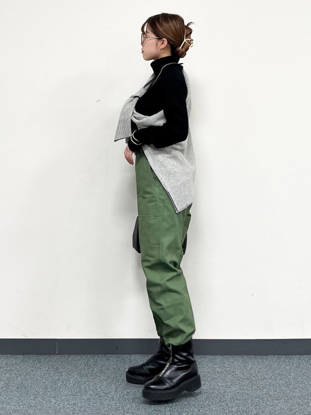 ブラック系のニット/セーター、グレー系のニット/セーター、グリーン系のその他パンツを着用したレディースの冬コーディネートの4枚目の写真