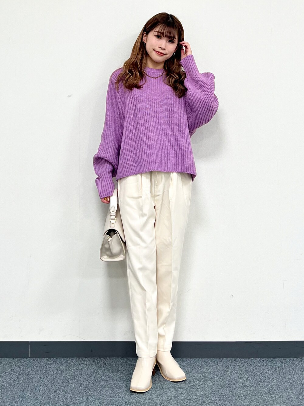 ブラウン系のその他アウター、パープル系のニット/セーター、ホワイト系のその他パンツを着用したレディースの冬コーディネートの5枚目の写真