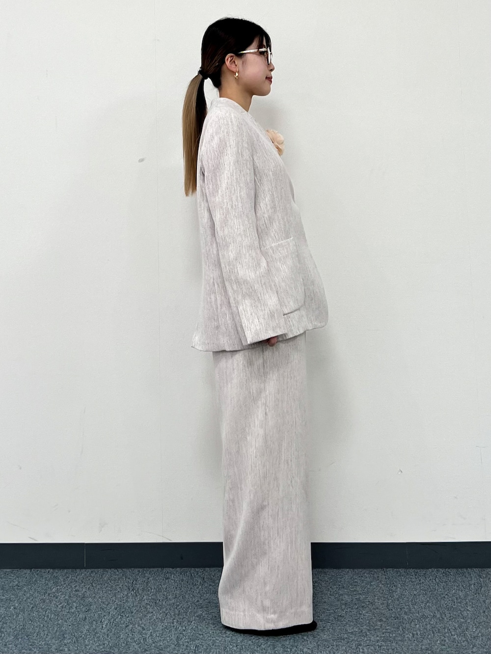 ホワイト系のシャツ/ブラウス、ベージュ系のノーカラージャケット、ベージュ系のその他パンツを着用したレディースの冬コーディネートの2枚目の写真