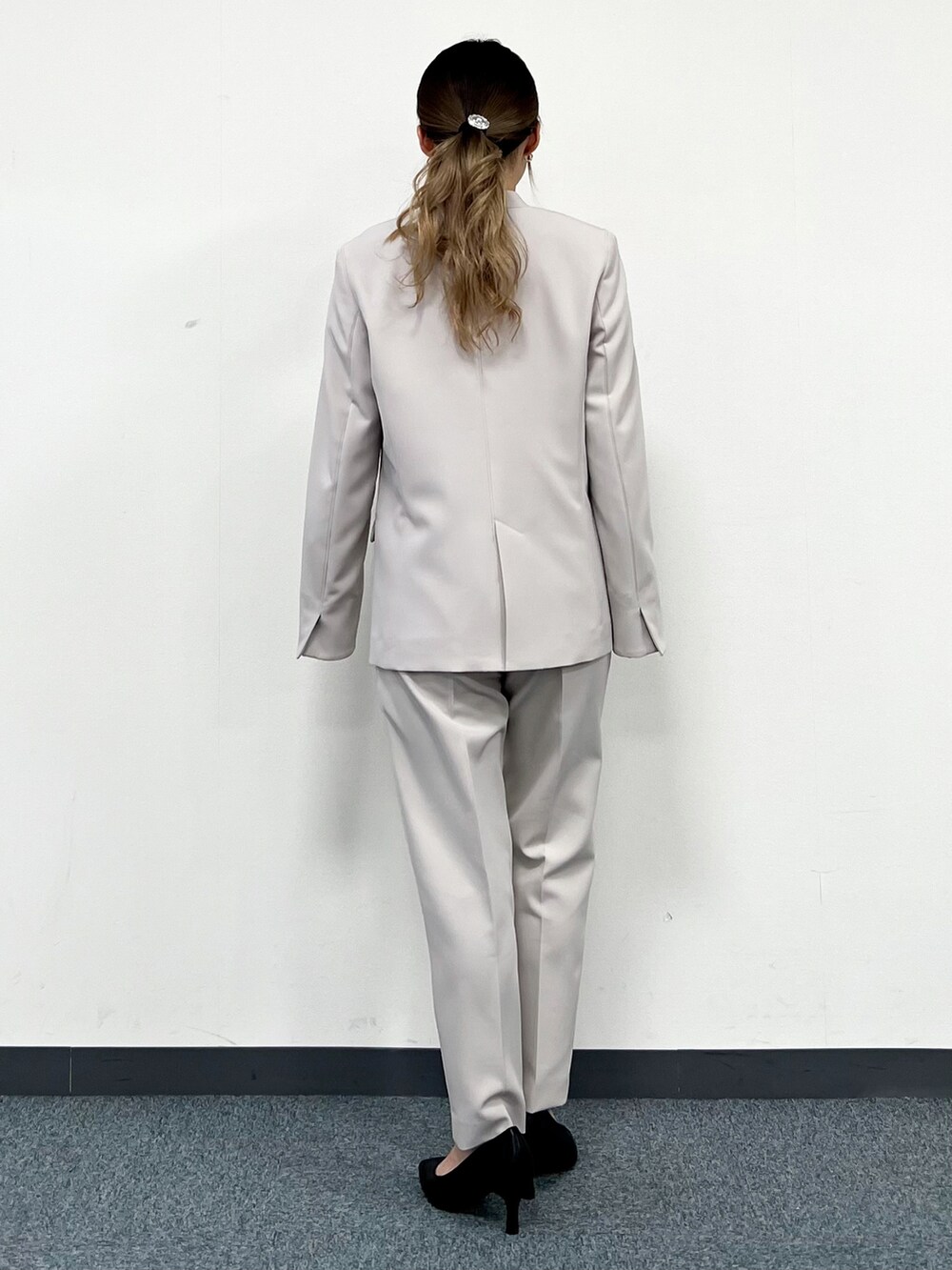 ホワイト系のシャツ/ブラウス、グレー系のノーカラージャケット、グレー系のその他パンツを着用したレディースの冬コーディネートの3枚目の写真