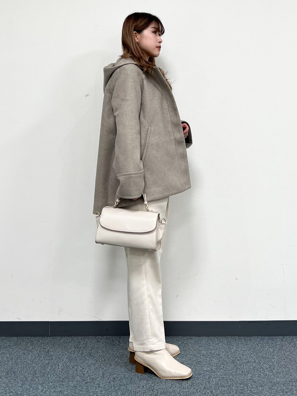 ブラウン系のその他アウター、パープル系のニット/セーター、ホワイト系のその他パンツを着用したレディースの冬コーディネートの2枚目の写真