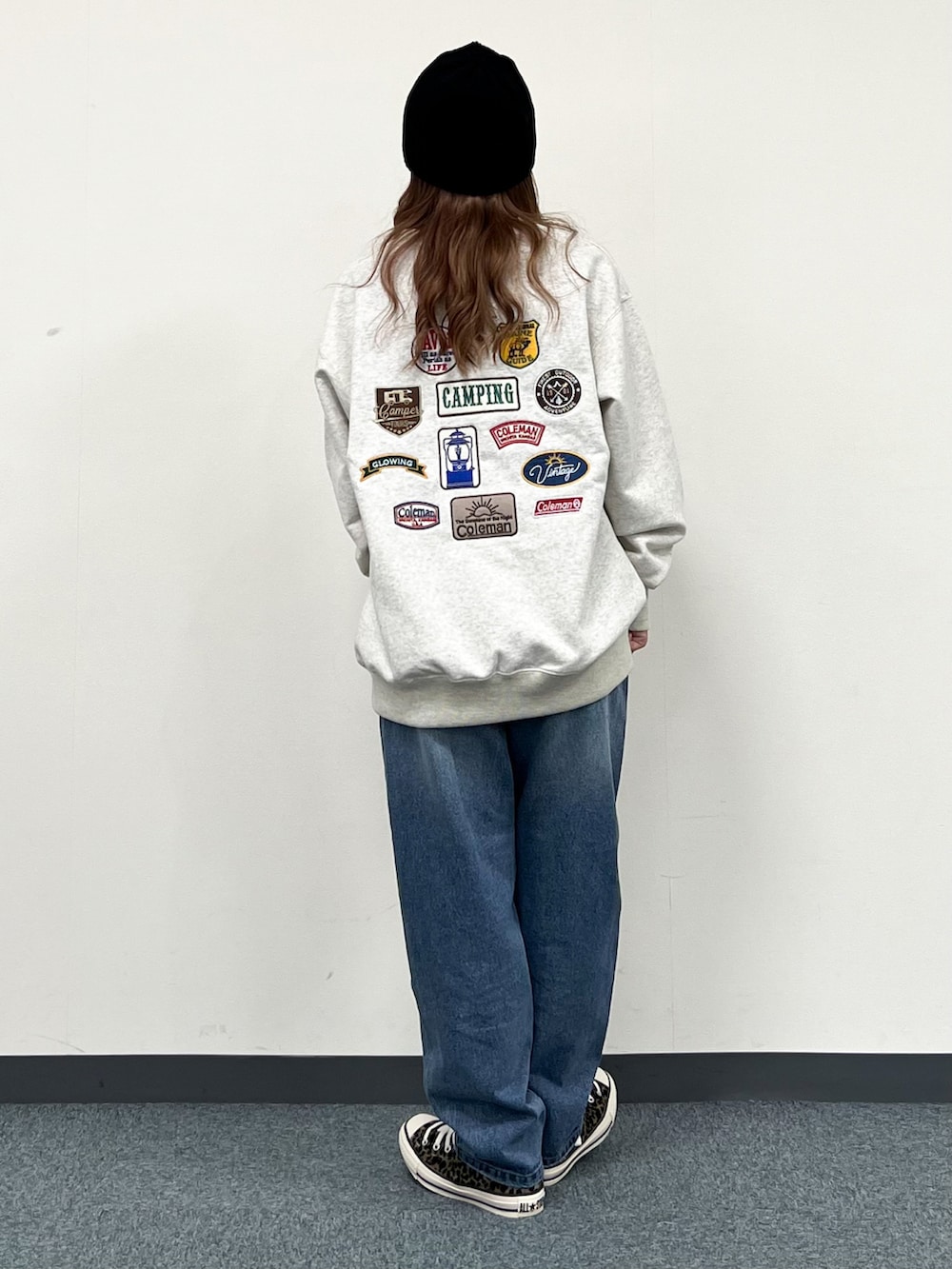 ホワイト系のスウェット、ピンク系のショルダーバッグ、ブルー系のその他パンツを着用したレディースの冬コーディネートの4枚目の写真