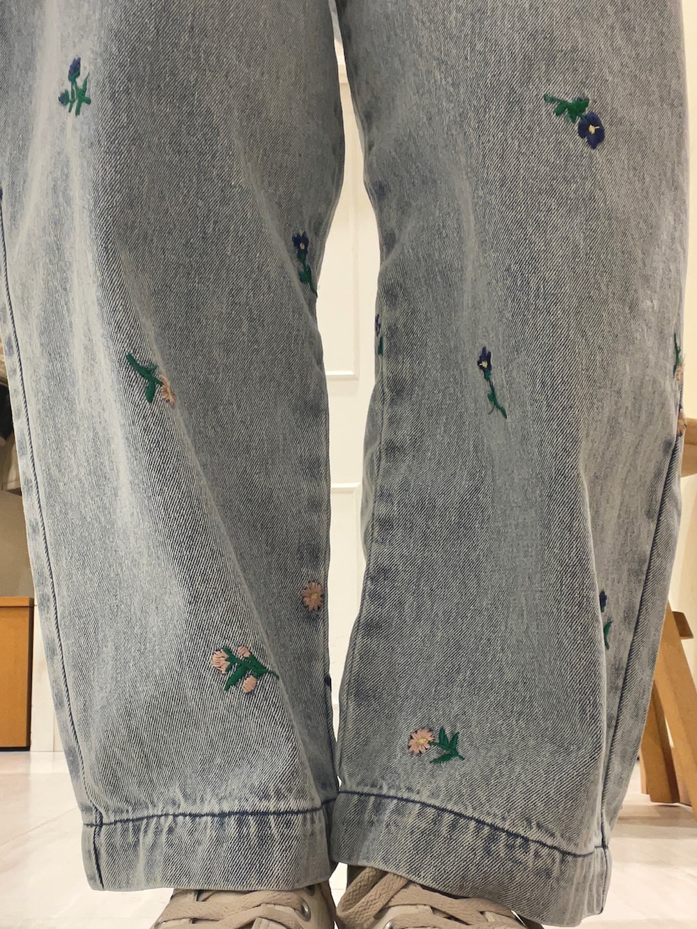 ブルー系のデニムパンツ、ホワイト系のカーディガン/ボレロを着用したレディースの冬コーディネートの5枚目の写真