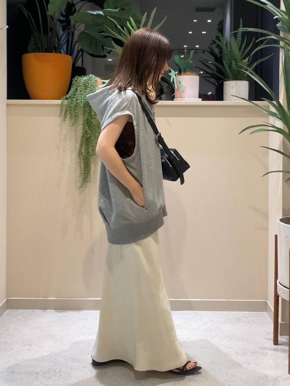 ブラック系のサンダル、ホワイト系のスカート、グレー系のTシャツ/カットソーを着用したレディースの夏コーディネートの2枚目の写真