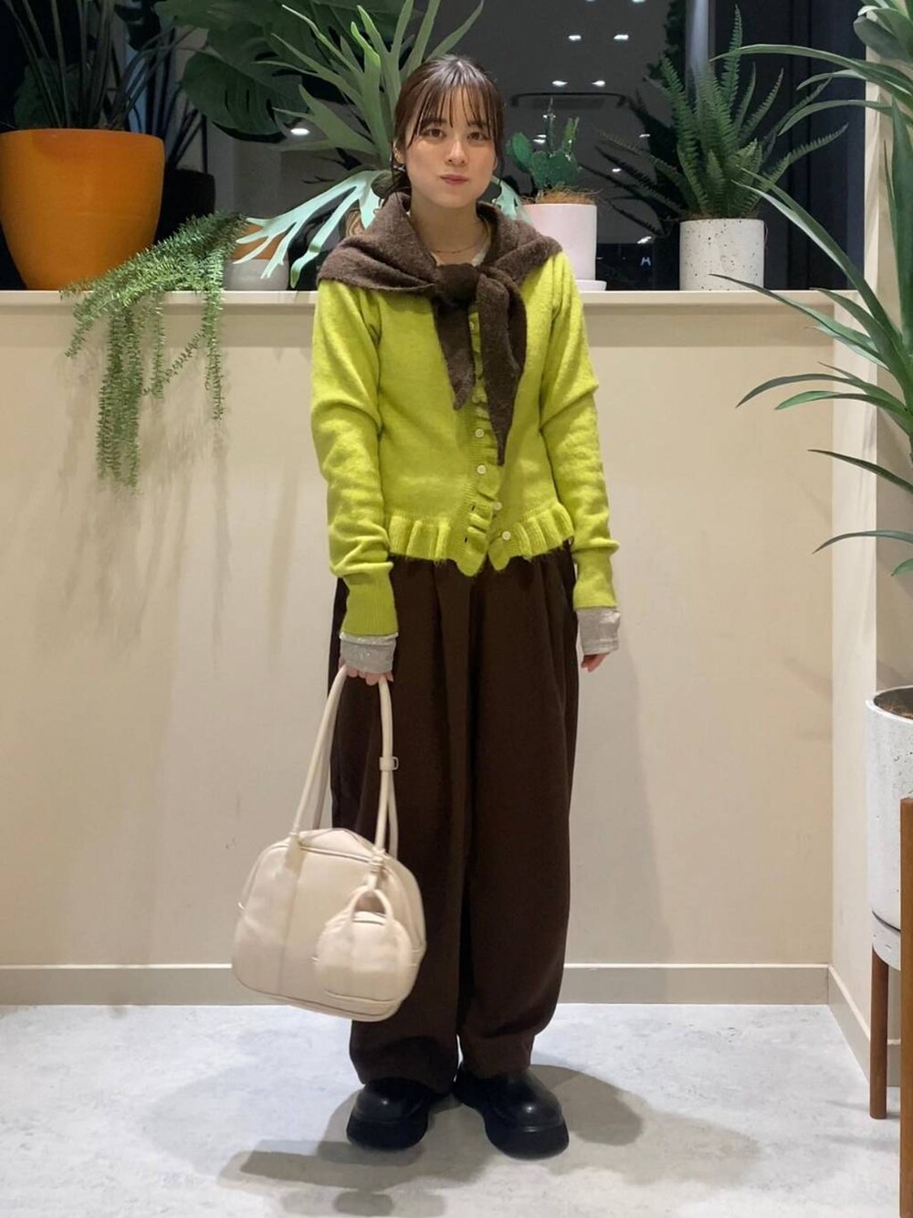 ブラウン系のその他パンツ、ブラック系のサンダル、イエロー系のニット/セーターを着用したレディースの冬コーディネートの5枚目の写真