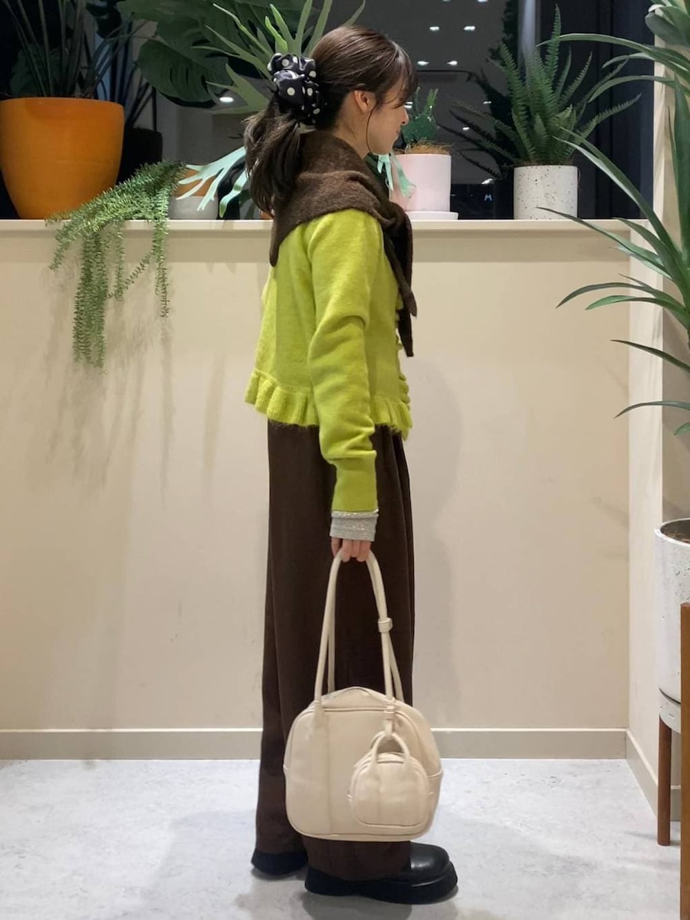 ブラウン系のその他パンツ、ブラック系のサンダル、イエロー系のニット/セーターを着用したレディースの冬コーディネートの2枚目の写真