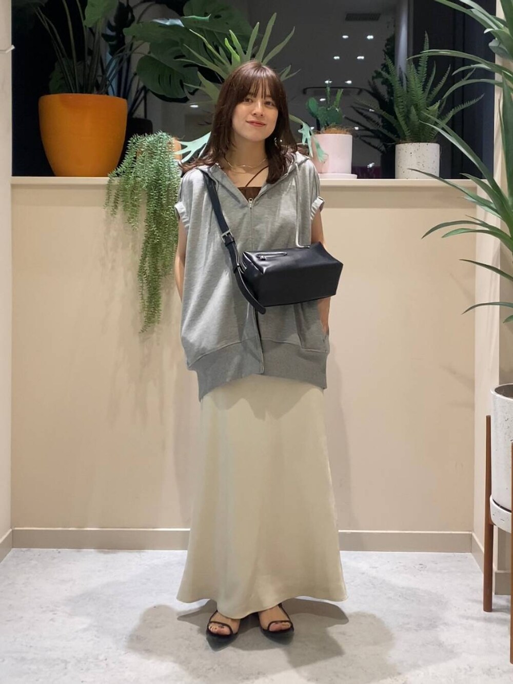 ブラック系のサンダル、ホワイト系のスカート、グレー系のTシャツ/カットソーを着用したレディースの夏コーディネートの5枚目の写真