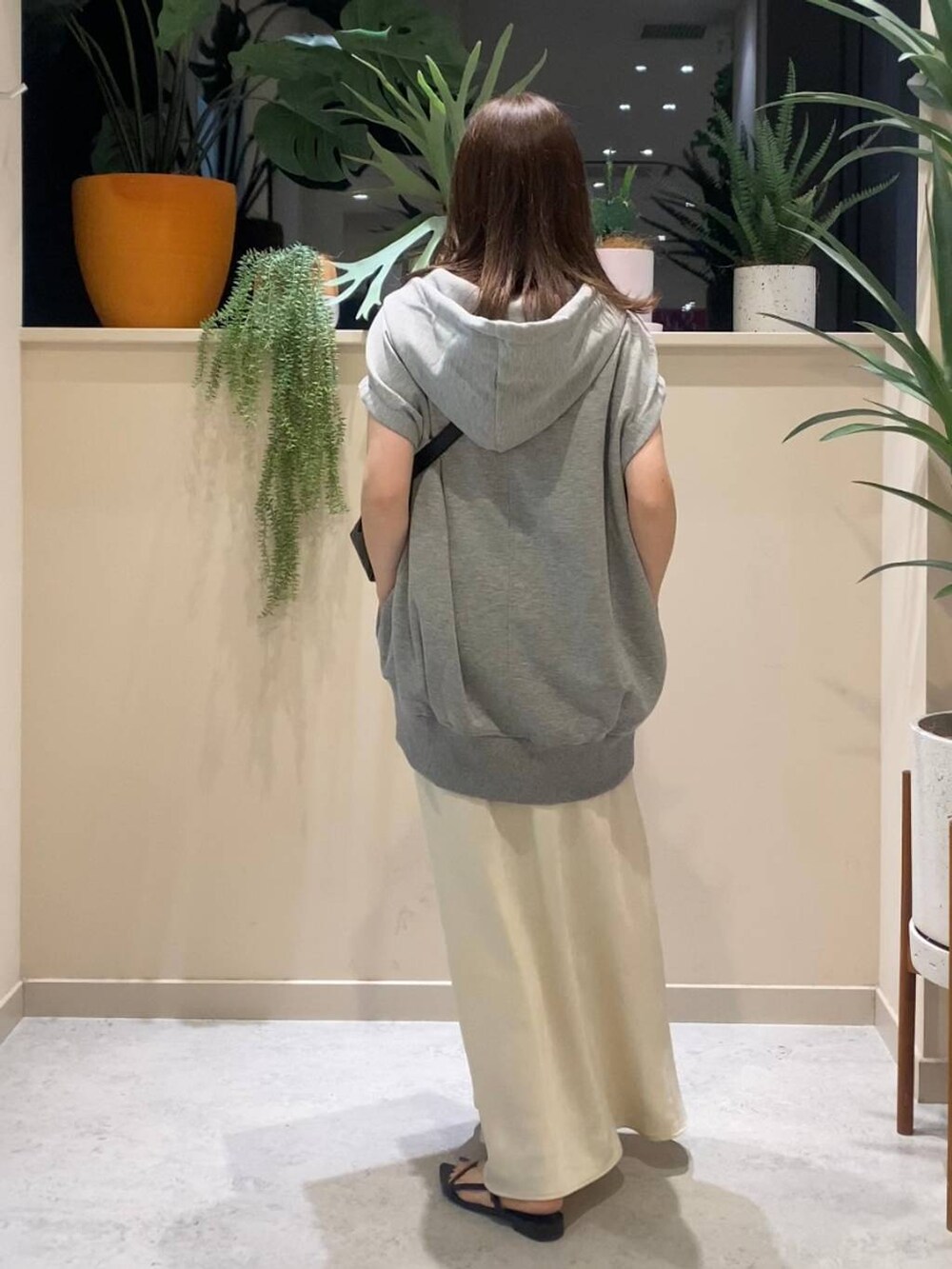 ブラック系のサンダル、ホワイト系のスカート、グレー系のTシャツ/カットソーを着用したレディースの夏コーディネートの3枚目の写真