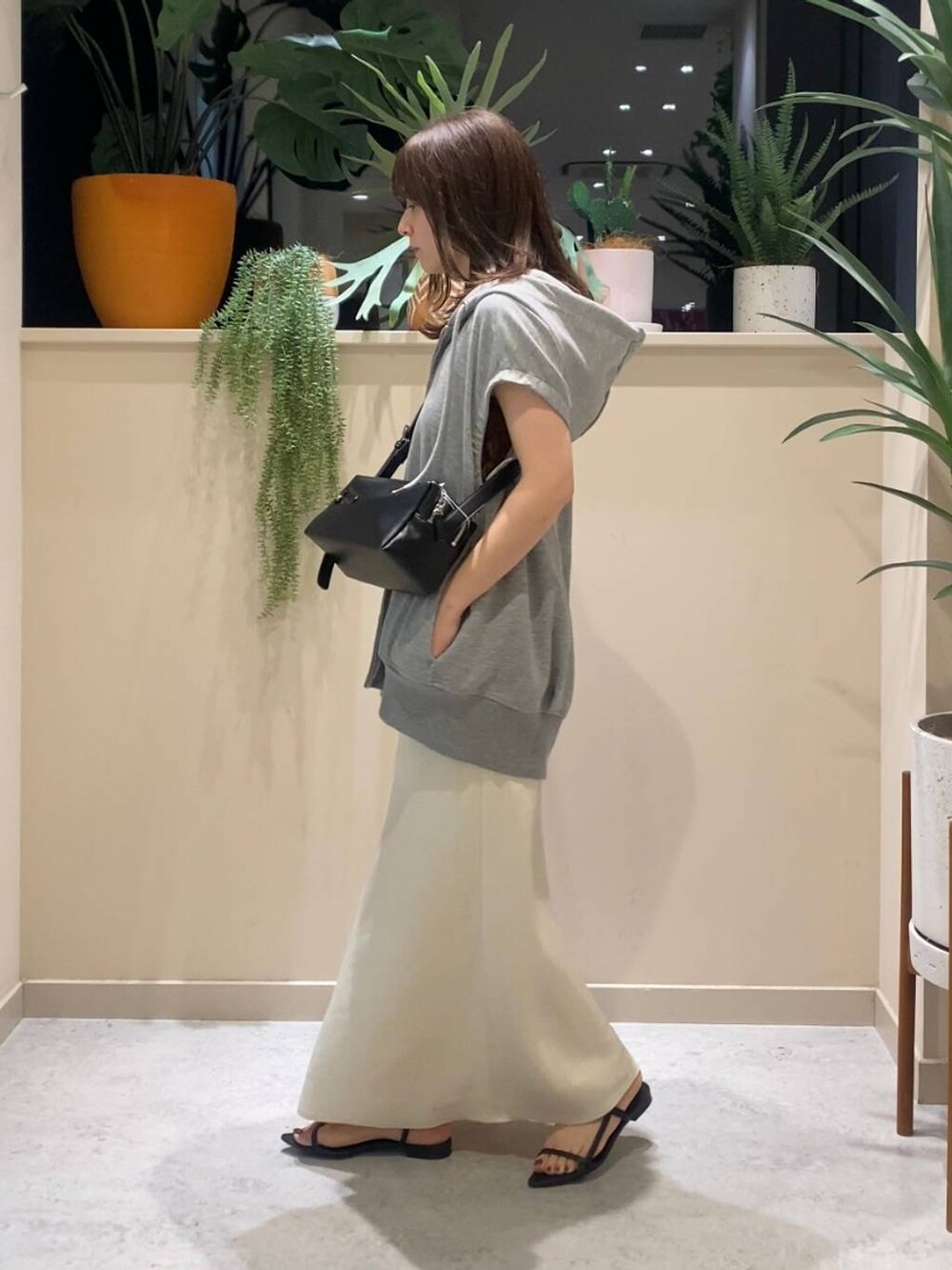 ブラック系のサンダル、ホワイト系のスカート、グレー系のTシャツ/カットソーを着用したレディースの夏コーディネートの4枚目の写真