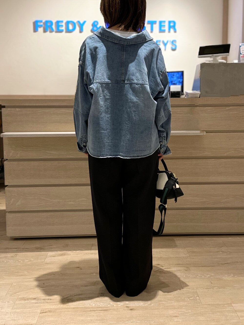 ホワイト系のTシャツ/カットソー、ブラック系のその他パンツ、ブラック系のショルダーバッグを着用したレディースの夏コーディネートの4枚目の写真