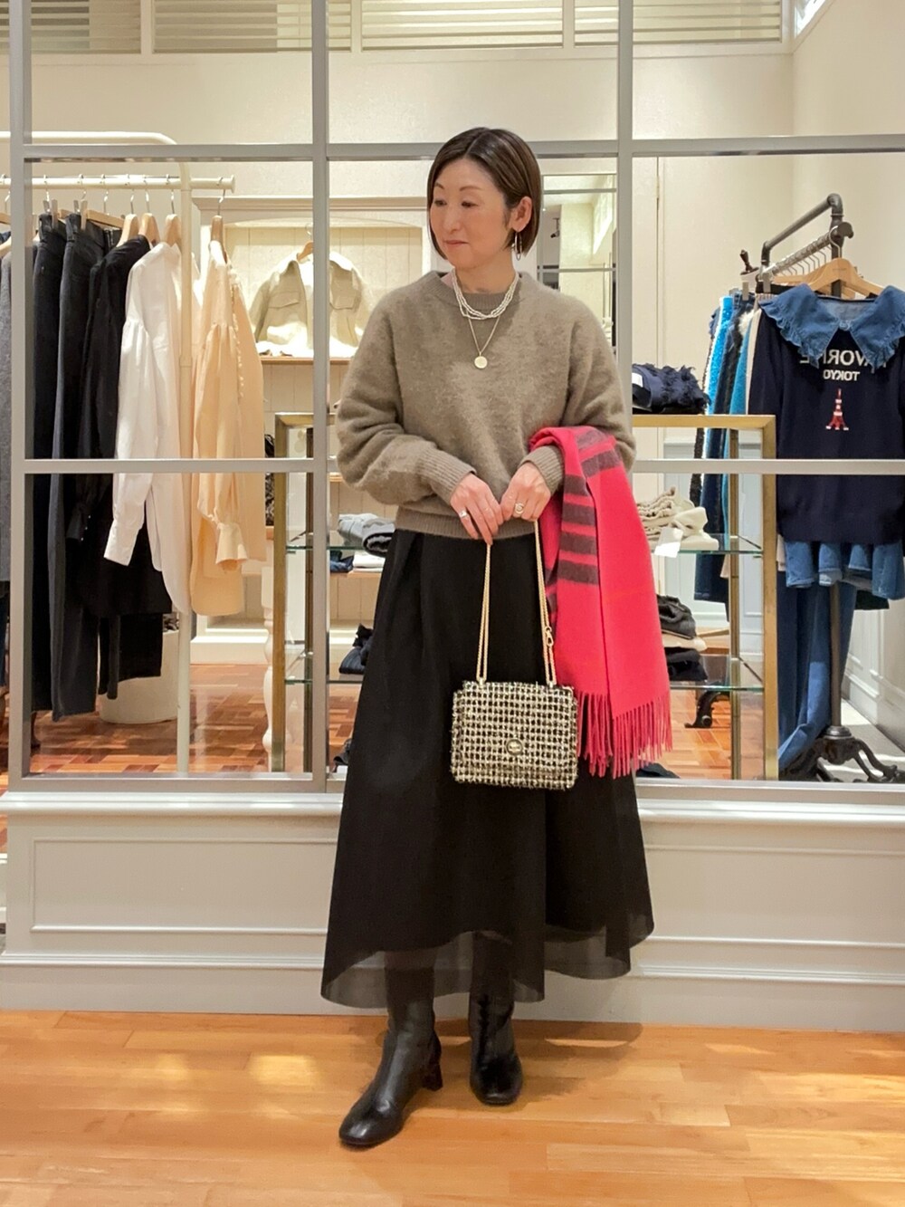 「ショルダーバッグ、冬コーデ、お出かけコーデ、ブーツ、ニット、クリスマスに着たい服、大人ガーリー、スカート、シアースカート、ブラウン、オトナカワイイ、キレイめ、秋冬コーデ、ふわふわニット、ノーリーズ」｜「NOLLEY’Sのウォッシャブルシアーダンボールタックスカート（スカート、ブラック系）」を使った、Yamazakiさん（レディース・157cm）の秋コーディネートの2枚目の写真