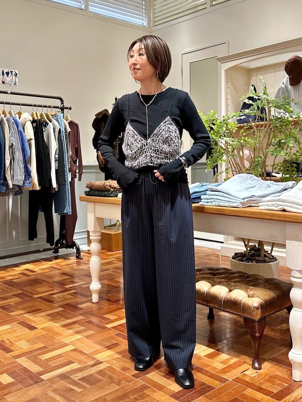 ブラック系のニット/セーター、ブラック系のTシャツ/カットソー、ブルー系のその他パンツを着用したレディースの秋コーディネートの2枚目の写真